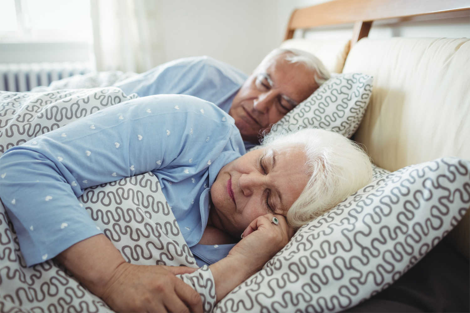 Пожилые мало спят. Пенсионеры спят. Сон пожилых.